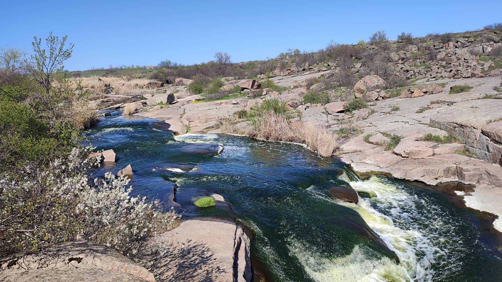 Чи відновлять Каховську ГЕС, чому цвіте Дніпро і що з Полтвою у Львові: бліц з гідрологом